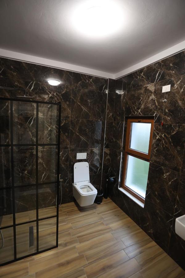 House Of Horses Shtepia E Kuajve Hotel Korce Luaran gambar